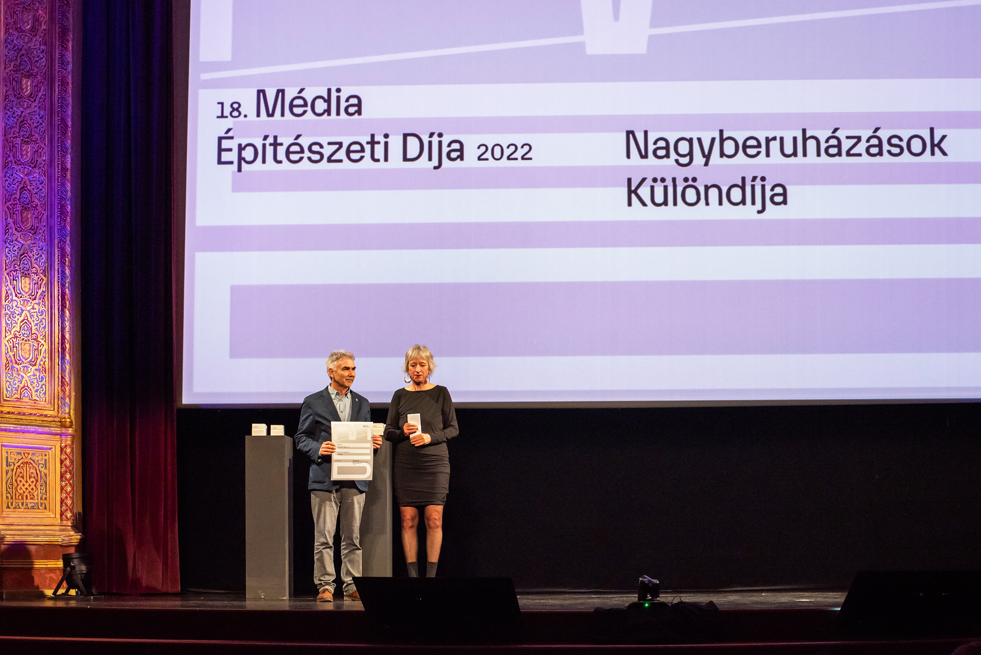 Megosztott Nagyberuházások Különdíja – Földes és Társai Építésziroda – Az OTP új székháza – díjátadó: Beleznay Éva – fotó: Építészfórum